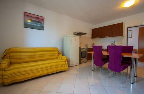Cesarica Apartamento | Apartamento Sanja by Interhome