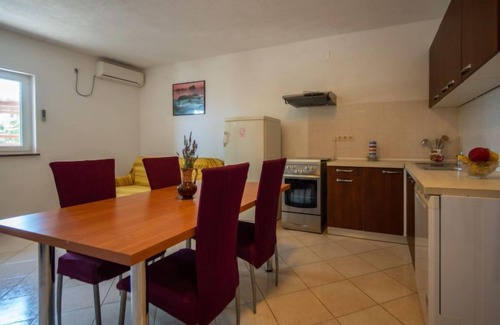 Cesarica Apartamento | Apartamento Sanja by Interhome