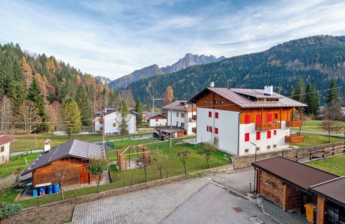 Pie Falcade Apartamento | Apartamento 'Sasedel' con vistas a la montaña, jardín compartido y balcón