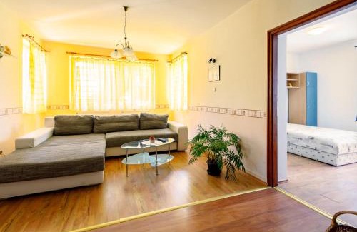 Balatonszemes Apartamento | Apartment Scarlett 1 by Interhome