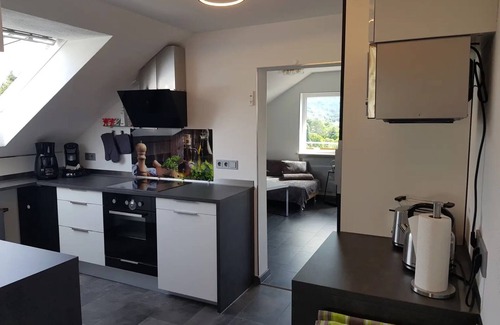 Gernsbach Apartamento | Apartamento 'Schusters Murgtalblick' con vistas a la montaña, balcón y Wi-Fi