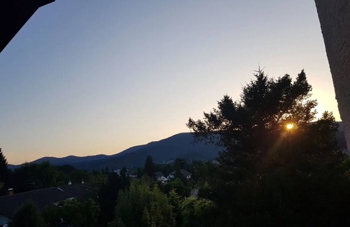 Gernsbach Apartamento | Apartamento 'Schusters Murgtalblick' con vistas a la montaña, balcón y Wi-Fi