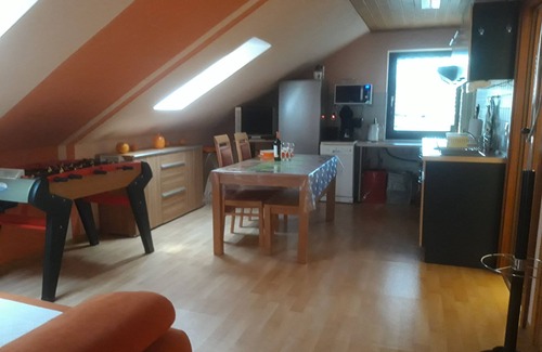Gomadingen Apartamento | Apartamento 'Schwäbische Alb' con terraza compartida, Wi-Fi y aire acondicionado