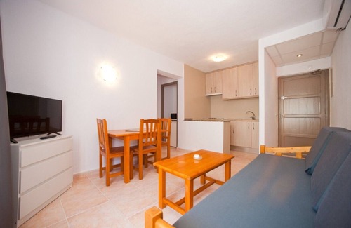 Santa Eulalia del Río Apartamento | Apartamento Ses Veles 1 dormitorio cerca de la playa con vista al mar, piscina, Wi-Fi y jardín