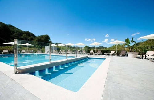 Santa Eulalia del Río Apartamento | Apartamento Ses Veles 1 dormitorio cerca de la playa con vista al mar, piscina, Wi-Fi y jardín