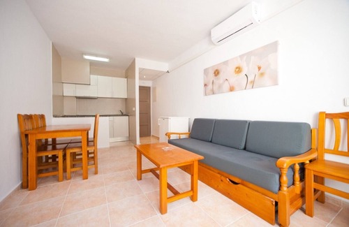 Santa Eulalia del Río Apartamento | Apartamento Ses Veles 2 dormitorios cerca de la playa con vista al mar, piscina, Wi-Fi y jardín