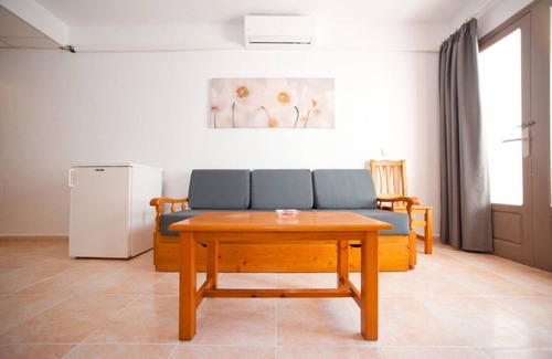 Santa Eulalia del Río Apartamento | Apartamento Ses Veles 2 dormitorios cerca de la playa con vista al mar, piscina, Wi-Fi y jardín