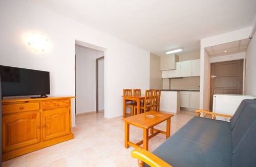 Santa Eulalia del Río Apartamento | Apartamento Ses Veles 2 dormitorios cerca de la playa con vista al mar, piscina, Wi-Fi y jardín