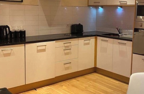 Hull Apartamento | THE Sawmill Glossy Sleek Peaceful City Centre red