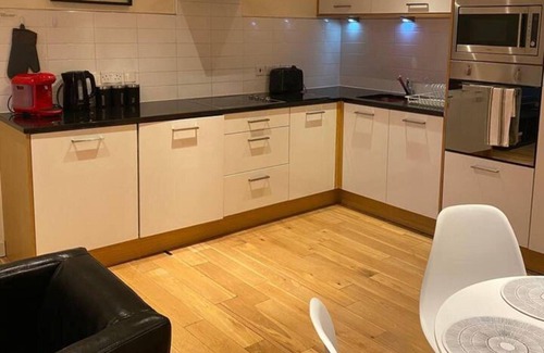 Hull Apartamento | THE Sawmill Glossy Sleek Peaceful City Centre red