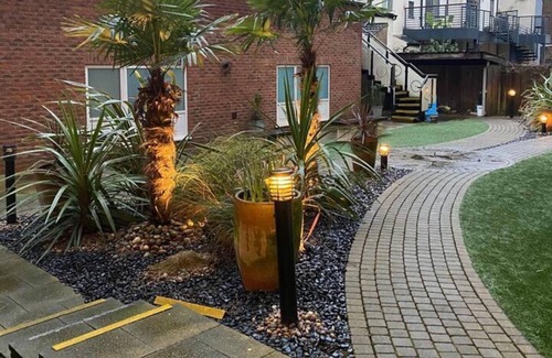 Hull Apartamento | THE Sawmill Glossy Sleek Peaceful City Centre red