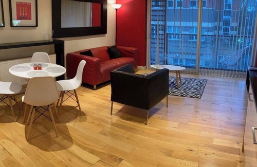 Hull Apartamento | THE Sawmill Glossy Sleek Peaceful City Centre red