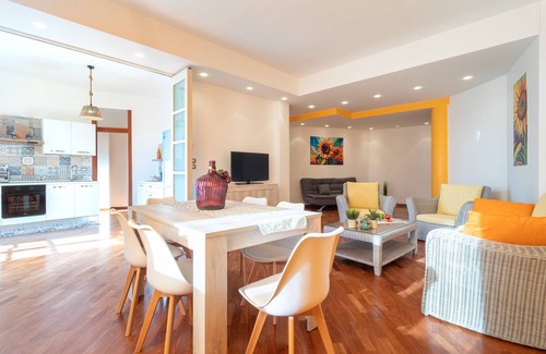 Molfetta Apartamento | Apartamento 'Sole E Girasoli' con balcón y aire acondicionado