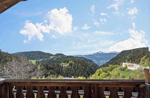 Avelengo Apartamento | Apartamento "Sonnenblume - Nusserhof" cerca de la estación de esquí con vistas a la montaña y balcón