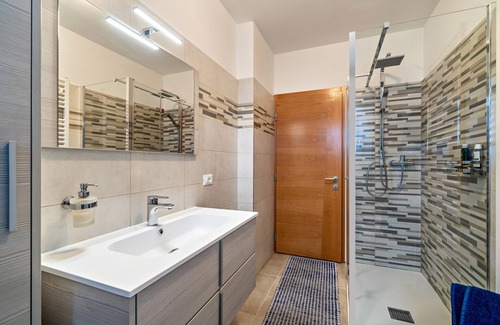 Lana Apartamento | Apartamento 'Sonnenparadies Ronzone' con vistas a la montaña, terraza privada y Wi-Fi