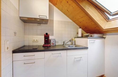 Bad Urach Apartamento | Apartamento 'Sonnenschein' con jardín compartido, balcón y Wi-Fi