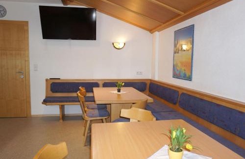 Pettneu am Arlberg Apartamento | Apartment Stark-2 by Interhome