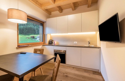 Santo Stefano Apartamento | Apartamento "Stefansdorf Wohnung 9" con vistas a la montaña, Wi-Fi, jardín, balcón y barbacoa