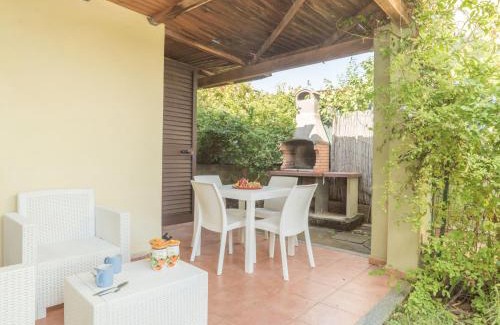 Costa Rei Apartamento | Apartment Stella con piscina comune - REI100 by Interhome