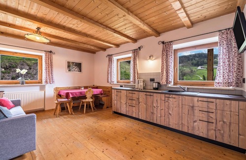 Avelengo Apartamento | Apartamento "Stockrose - Nusserhof" cerca de la estación de esquí con vistas a la montaña y balcón
