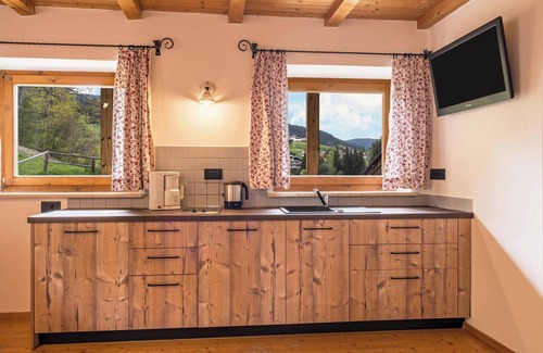 Avelengo Apartamento | Apartamento "Stockrose - Nusserhof" cerca de la estación de esquí con vistas a la montaña y balcón