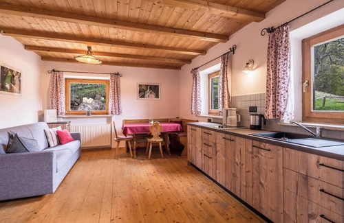 Avelengo Apartamento | Apartamento "Stockrose - Nusserhof" cerca de la estación de esquí con vistas a la montaña y balcón