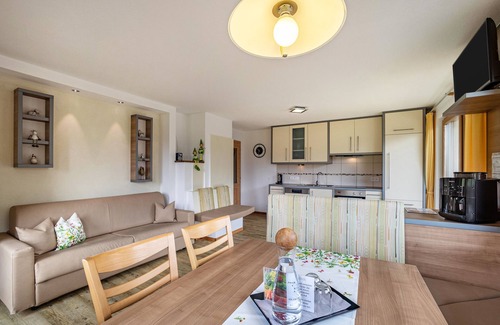Monguelfo Apartamento | Apartamento 'Stoffnerhof Sonnenblume' con vistas a la montaña, jardín compartido y Wi-Fi