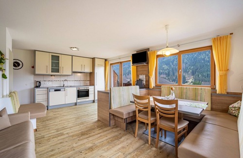 Monguelfo Apartamento | Apartamento 'Stoffnerhof Sonnenblume' con vistas a la montaña, jardín compartido y Wi-Fi
