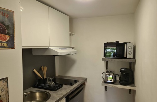 Carnoules Apartamento | Apartamento 'Studio Romance' con vistas a la montaña, piscina compartida y Wi-Fi