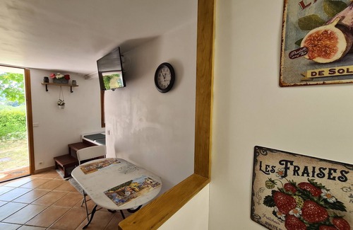 Carnoules Apartamento | Apartamento 'Studio Romance' con vistas a la montaña, piscina compartida y Wi-Fi