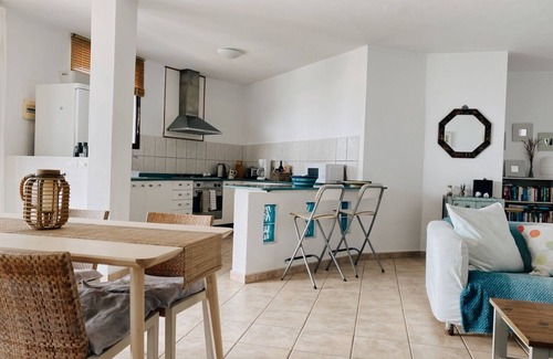Urbanización Famara Apartamento | Apartamento impresionante playa y vistas de la costa - Privado Jardín, Playa 5 minutos a pie