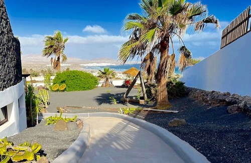 Urbanización Famara Apartamento | Apartamento impresionante playa y vistas de la costa - Privado Jardín, Playa 5 minutos a pie
