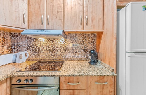 Santa Pola Apartamento | Apartamento 'Girasol Alhambra' con terraza privada, balcón y aire acondicionado