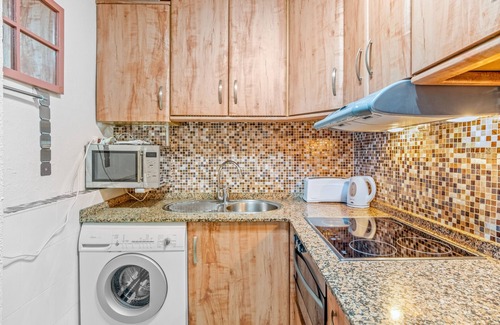 Santa Pola Apartamento | Apartamento 'Girasol Alhambra' con terraza privada, balcón y aire acondicionado