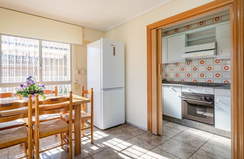 Santa Pola Apartamento | Apartamento 'Girasol Salamanca' con balcón, Wi-Fi y aire acondicionado