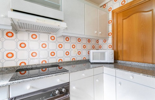 Santa Pola Apartamento | Apartamento 'Girasol Salamanca' con balcón, Wi-Fi y aire acondicionado