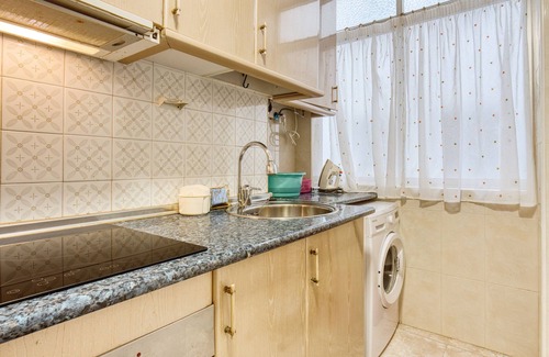 Santa Pola Apartamento | Apartamento 'Girasol Ronda' con terraza compartida y Wi-Fi