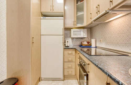 Santa Pola Apartamento | Apartamento 'Girasol Ronda' con terraza compartida y Wi-Fi