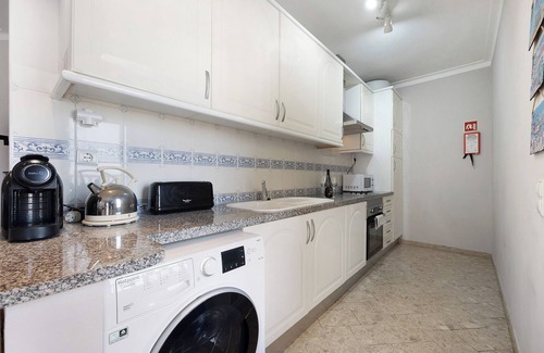 Praia da Rocha Apartamento | Apartamento 'Sunny Escape' con vistas al mar, Wi-Fi y aire acondicionado