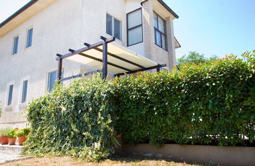 Rakalj Apartamento | Apartamento rodeado de vegetación mediterránea