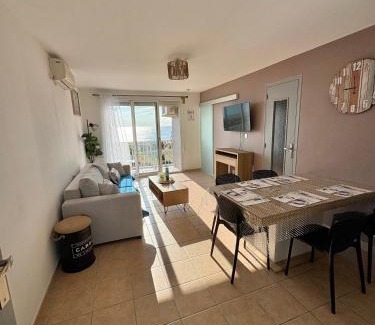 Saint-Cyprien Plage Apartamento | Apartment T2 with sea view in Saint Cyprien 50 m from the beach, parking