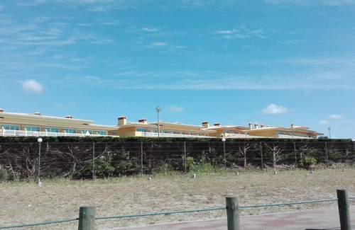 Praia de Santa Cruz Apartamento | Apartamento de 2 habitaciones con 120 mts con piscina y campo de tenis y fútbol