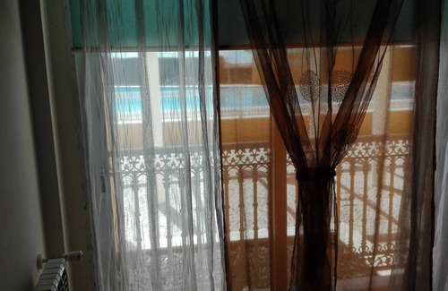 Praia de Santa Cruz Apartamento | Apartamento de 2 habitaciones con 120 mts con piscina y campo de tenis y fútbol