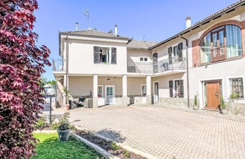 Castell'Alfero Apartamento | Apartment Tenuta Beatrice by Interhome