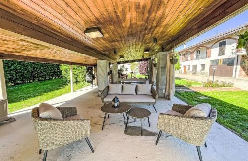 Castell'Alfero Apartamento | Apartment Tenuta Beatrice by Interhome