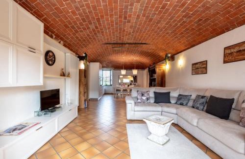 Castell'Alfero Apartamento | Apartment Tenuta Beatrice by Interhome