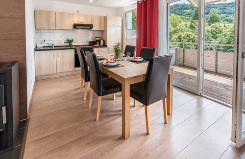 Loffenau Apartamento | Apartamento 'Teufelsmühlblick' con vistas a la montaña, balcón y Wi-Fi