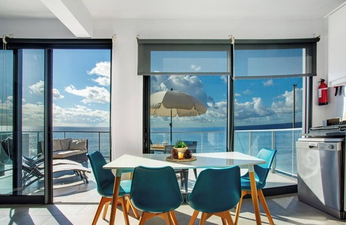 Jardim do Mar Apartamento | Apartamento 'The Wave House - Two Bedroom' con vistas al mar, Wi-Fi y aire acondicionado.