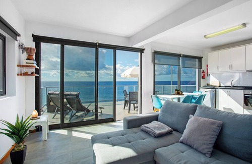 Jardim do Mar Apartamento | Apartamento 'The Wave House - Two Bedroom' con vistas al mar, Wi-Fi y aire acondicionado.