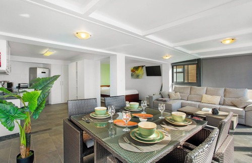Jardim do Mar Apartamento | Apartamento 'The Wave House - Seaside Haven' con vistas al mar, Wi-Fi y aire acondicionado.